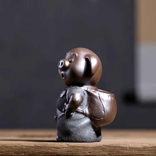 Black Gold Peeing Water Spray Pig Animal Figurine Handicrafts Mini Sculpture