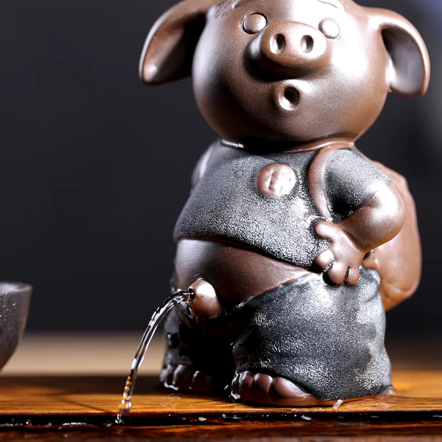 Black Gold Peeing Water Spray Pig Animal Figurine Handicrafts Mini Sculpture