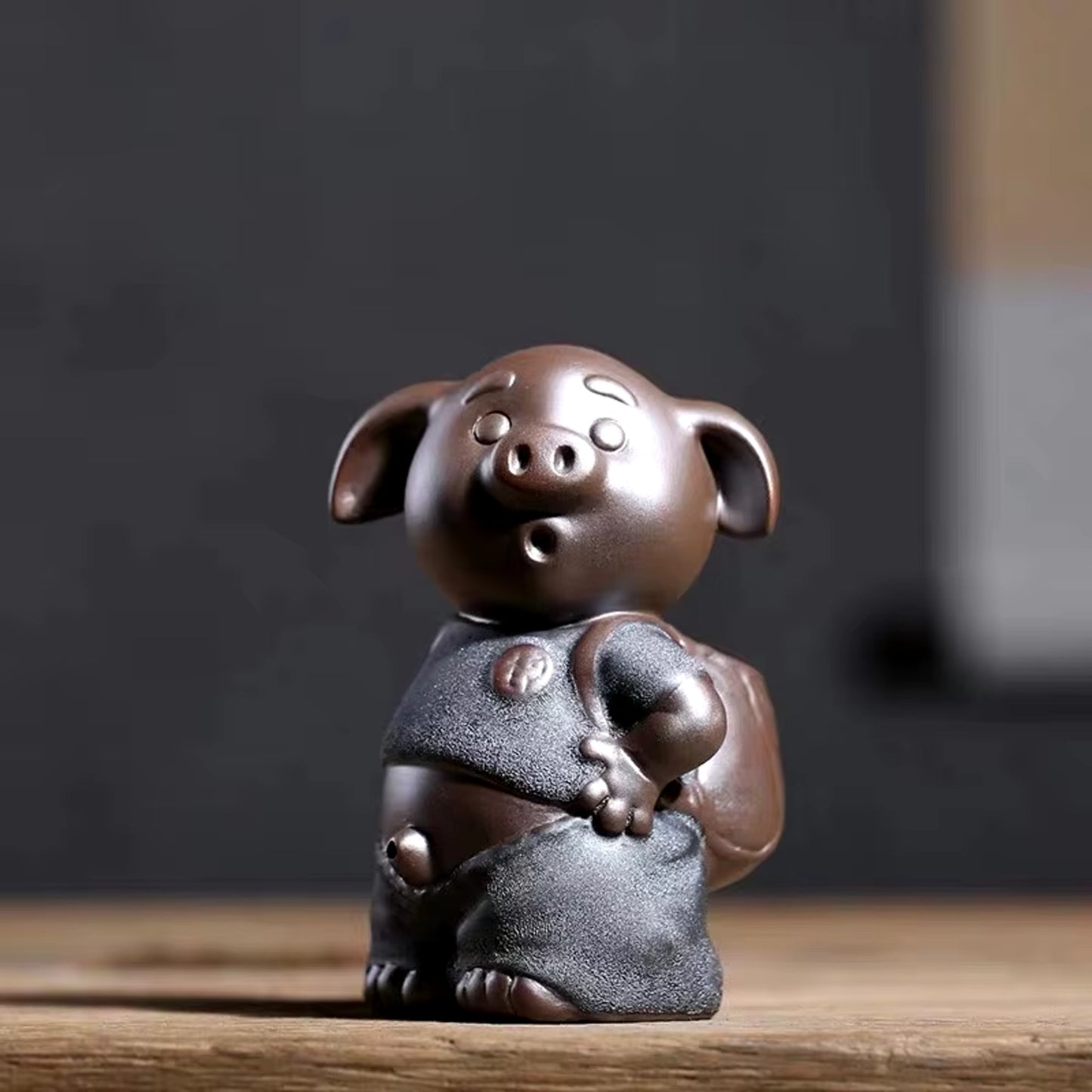 Black Gold Peeing Water Spray Pig Animal Figurine Handicrafts Mini Sculpture