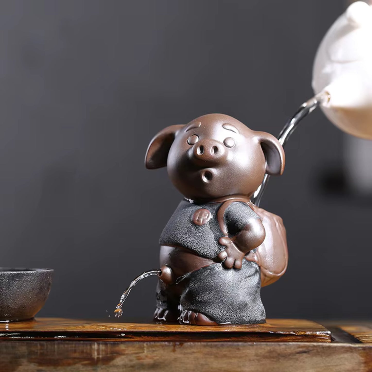 Black Gold Peeing Water Spray Pig Animal Figurine Handicrafts Mini Sculpture